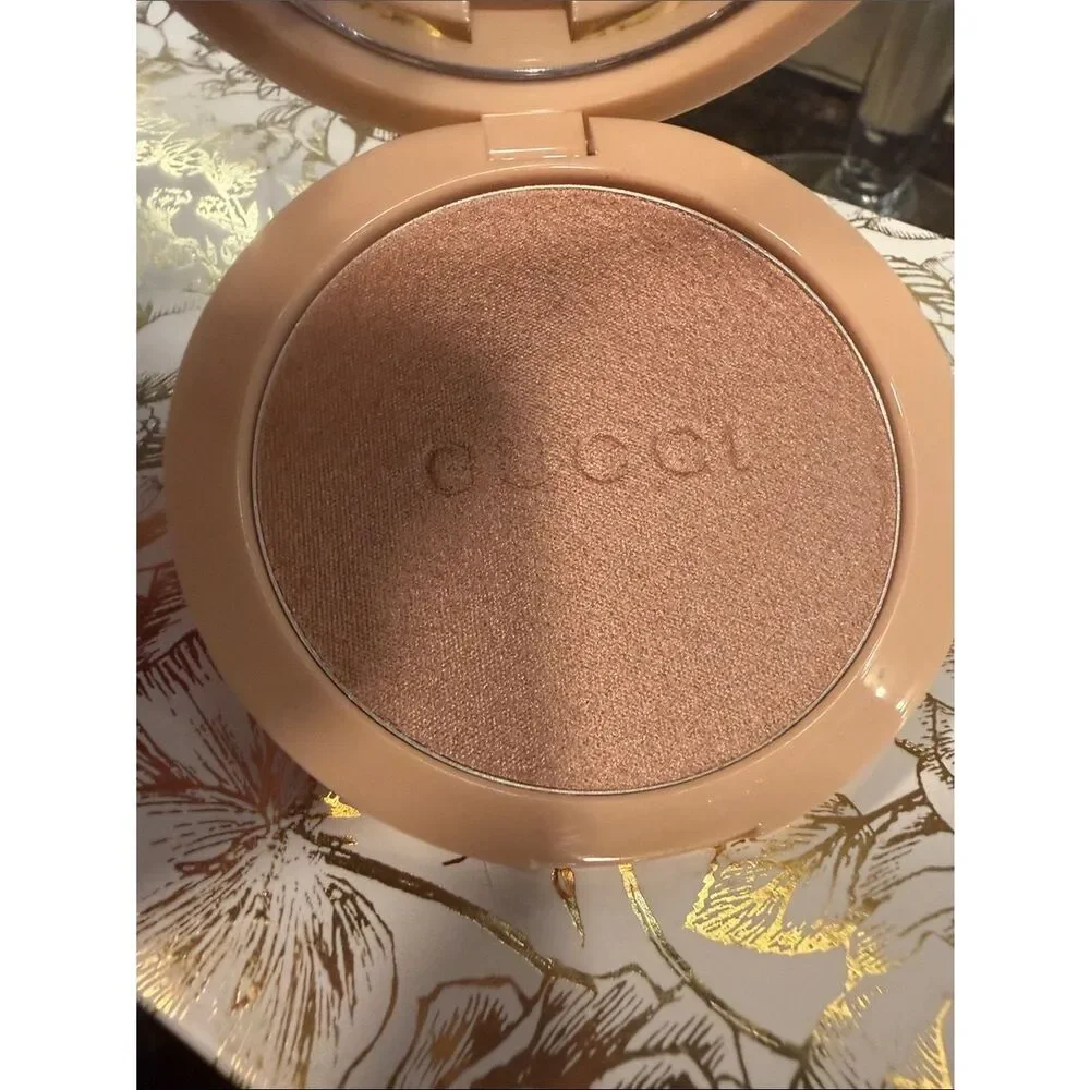 Gucci Glow Multi-Use Silky Illuminating Gel-Powder Highlighter 04 OPAL PINK
